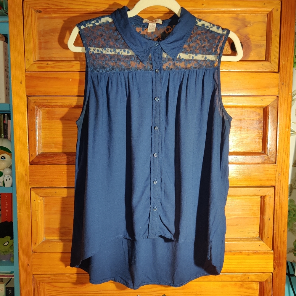Sleeveless Buttoned Blouse w/ Floral Mesh